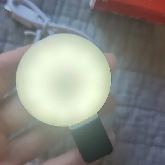 Free With Purchase Selfie Clip On Light - Picture 7 of 7